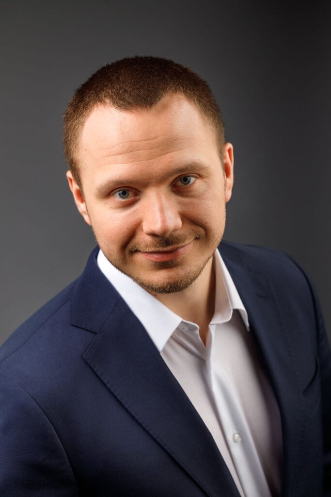 Portret biznesowy mężczyzny w granatowej marynarce