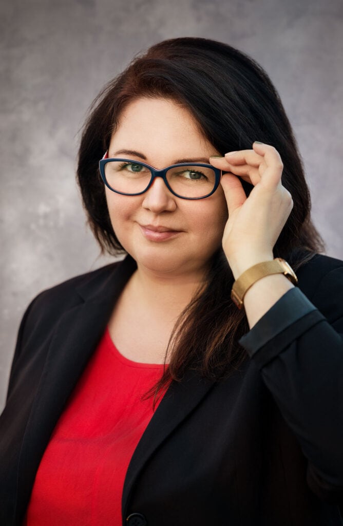 Portret biznesowy kobiety w okularach