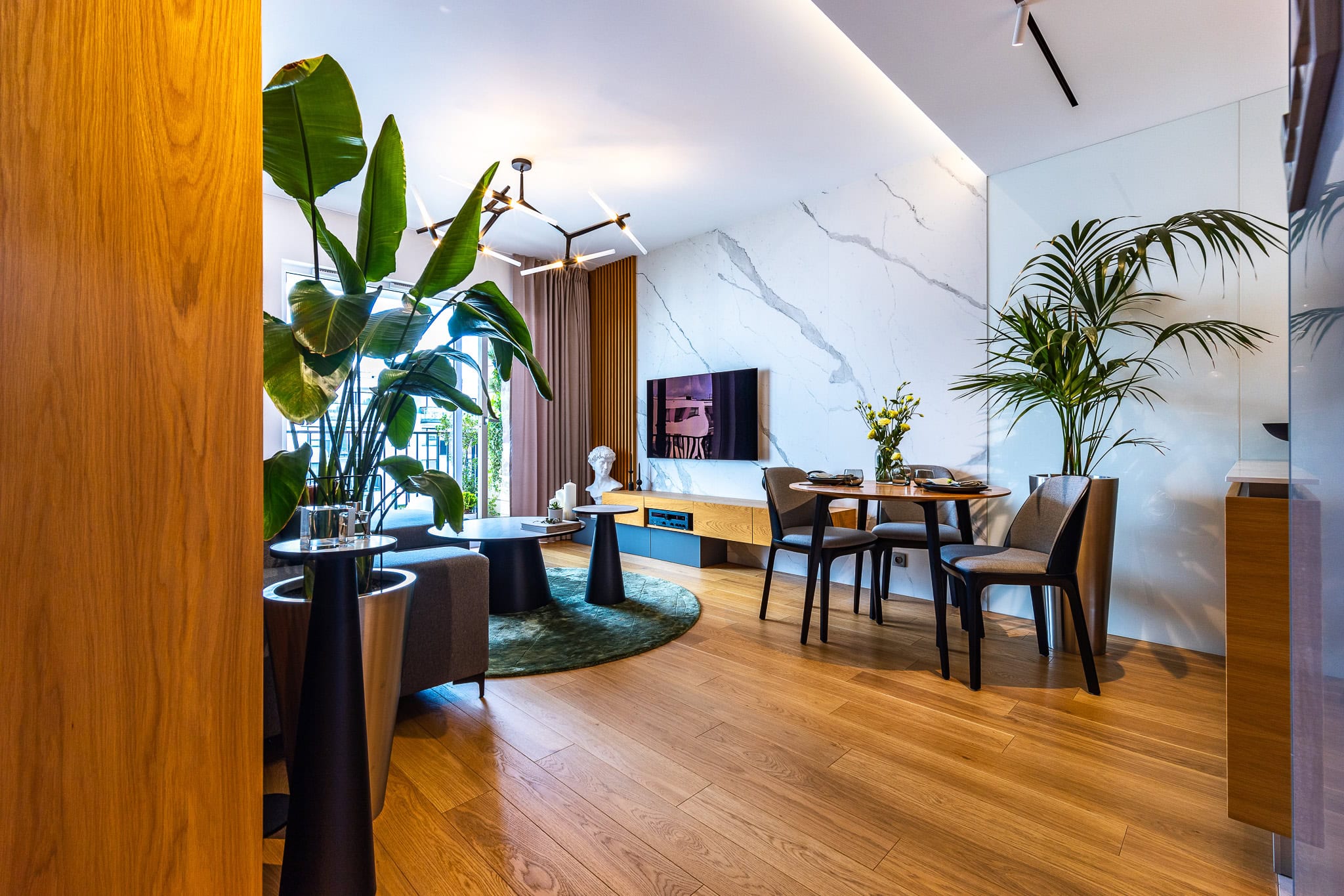 Jasny salon z roślinami i jadalnią w nowoczesnym mieszkaniu